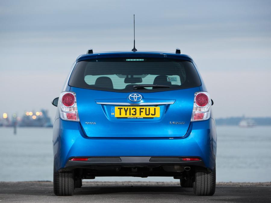  Toyota Verso 2013 года  (UK) (фото 9 из 27)